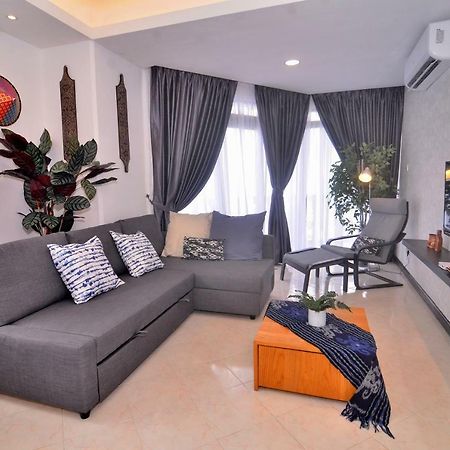New Riverbank Suites - Waterfront Kuching City Exteriör bild
