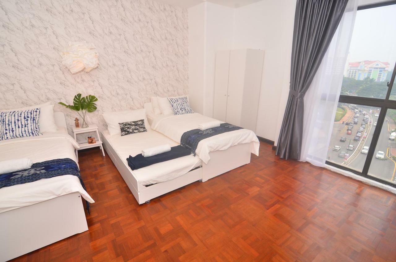 New Riverbank Suites - Waterfront Kuching City Exteriör bild